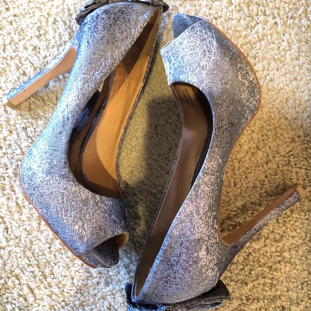 badgley mischka silver pumps